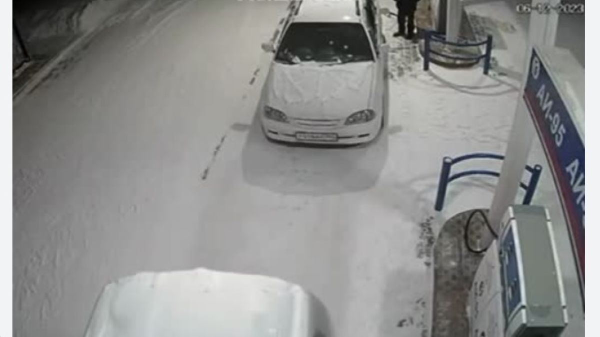 Зрелищни ВИДЕА: Мъж провери със запалка нивото на бензина в резервоара и стана страшно