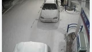 Зрелищни ВИДЕА: Мъж провери със запалка нивото на бензина в резервоара и стана страшно
