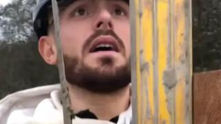 Той няма образование, но кара скъпа кола и 19 г. си купи първата къща, как го направи ВИДЕО