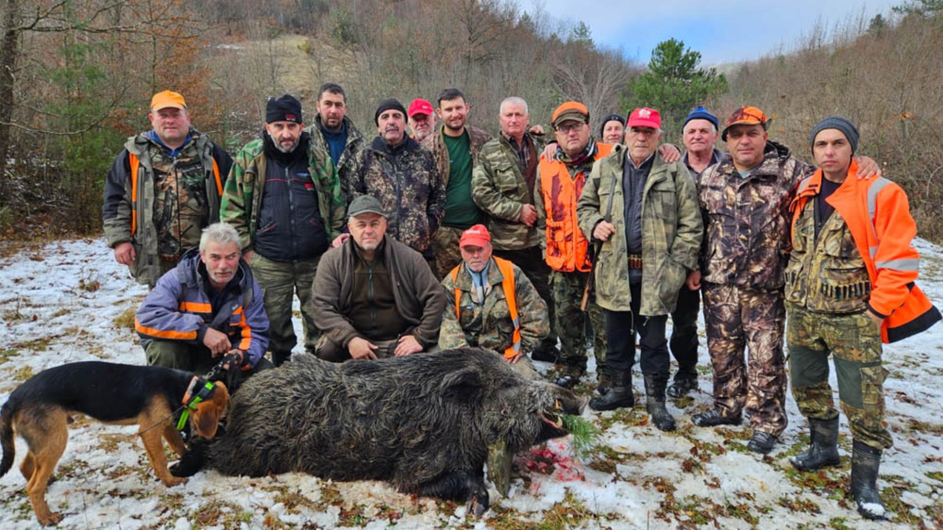 Млад ловец гътна с един изстрел 300-кг. звяр 