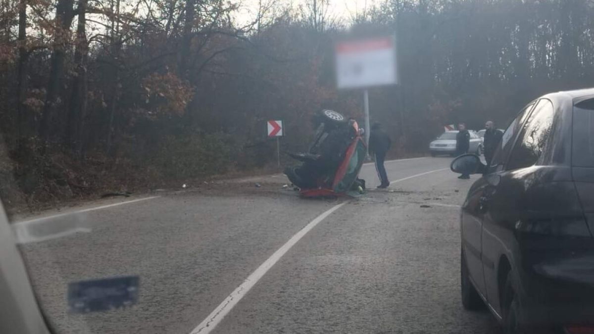 Кола навири гуми на входа на Габрово СНИМКА