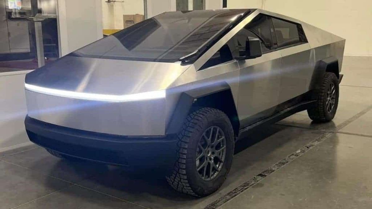 Tesla Cybertruck срещу Lamborghini Urus: Поредната битка между технология и мощ ВИДЕО