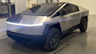 Tesla Cybertruck срещу Lamborghini Urus: Поредната битка между технология и мощ ВИДЕО