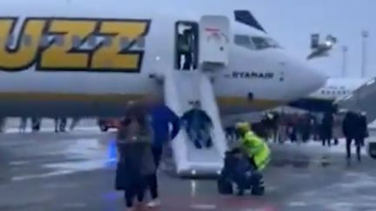 Драма на борда на пътнически самолет, евакуират всички наред след… ВИДЕО 