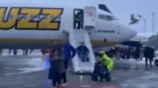 Драма на борда на пътнически самолет, евакуират всички наред след… ВИДЕО 