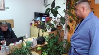 Ето какво се случи след нахлуването на Стоян по халат и чехли във ВиК-то в Болярово 