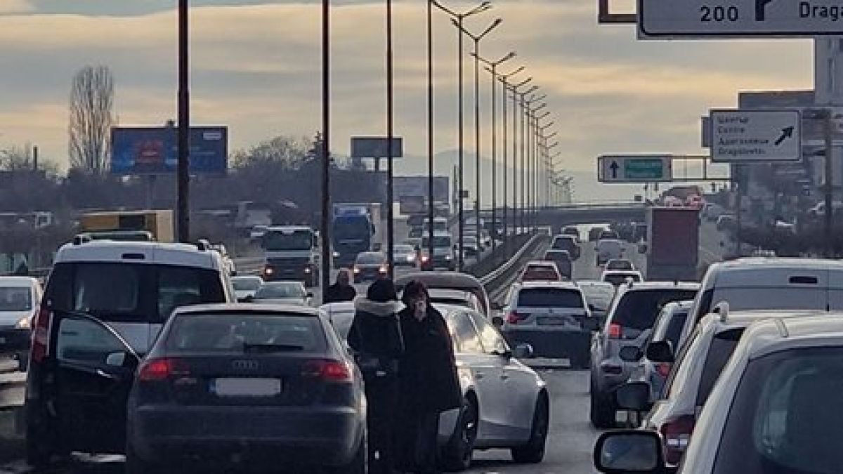 Зверско верижно меле в София, трафикът е парализиран
