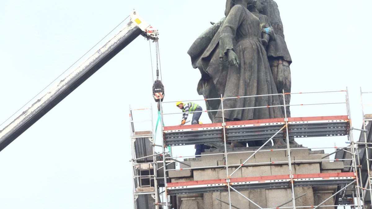 Махат скелето на Паметника на съветската армия