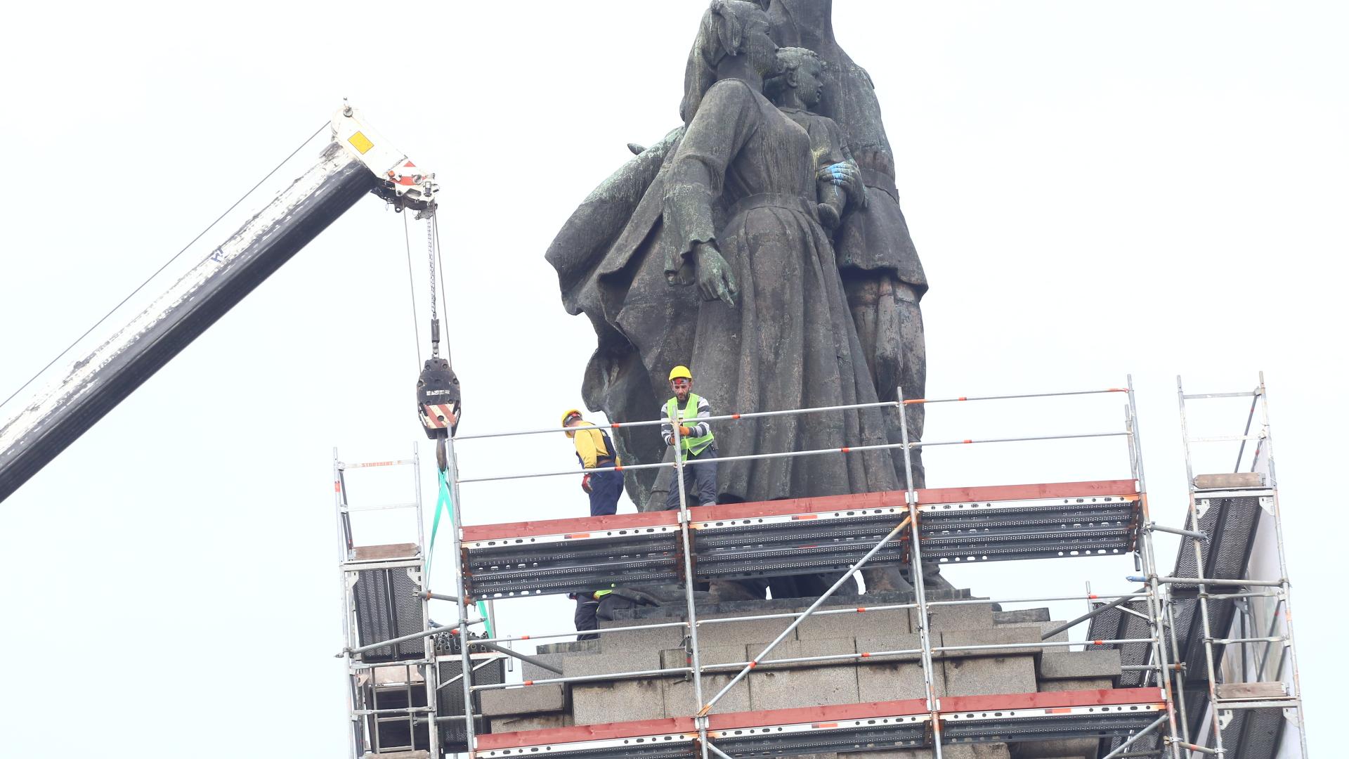 Първа кръв: Свиленски проговори за раните си, а центърът на София е под блокада СНИМКИ