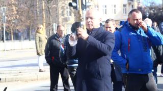 Ексклузивни СНИМКИ на бинтования Свиленски, застана начело на обсадата на „Орлов мост“