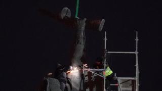 Флекс захапа Паметника на Съветската армия, хвърчат искри СНИМКИ 