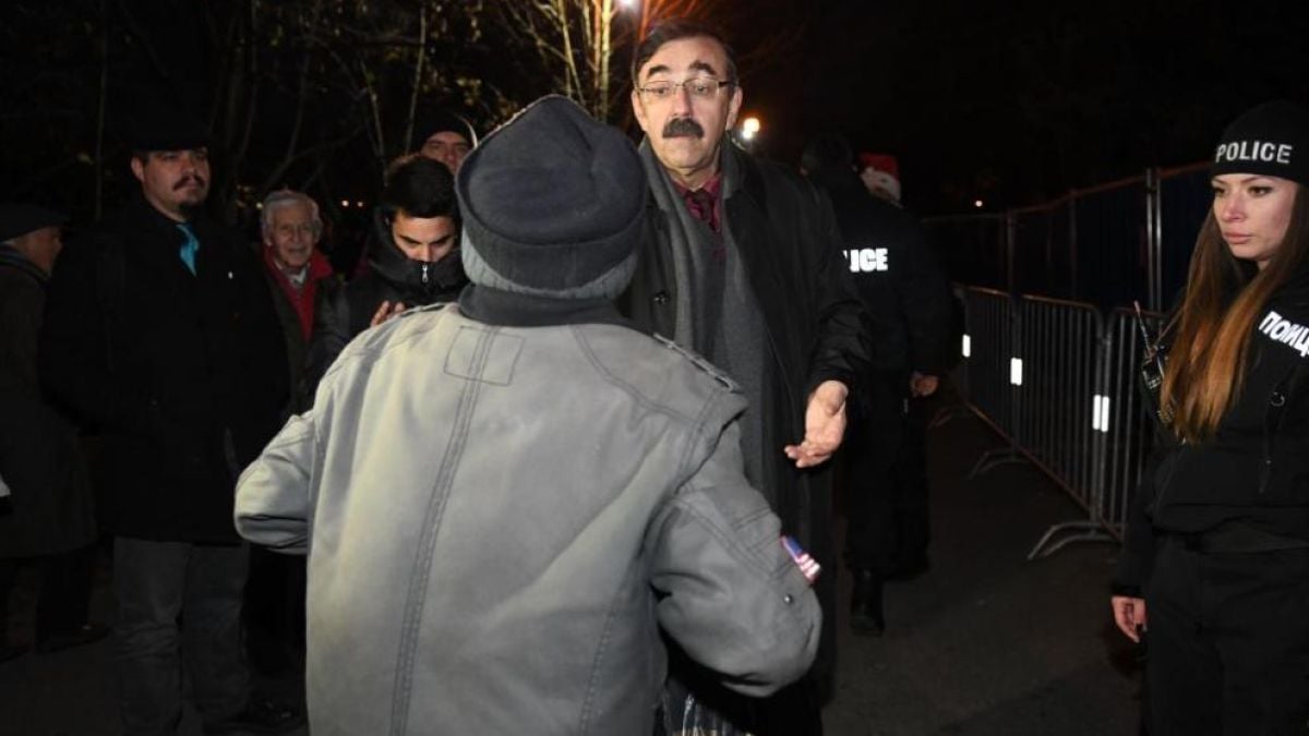 Ескалация: Граждани се счепкаха с полицаи пред Паметника на Съветската армия СНИМКИ