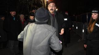 Ескалация: Граждани се счепкаха с полицаи пред Паметника на Съветската армия СНИМКИ