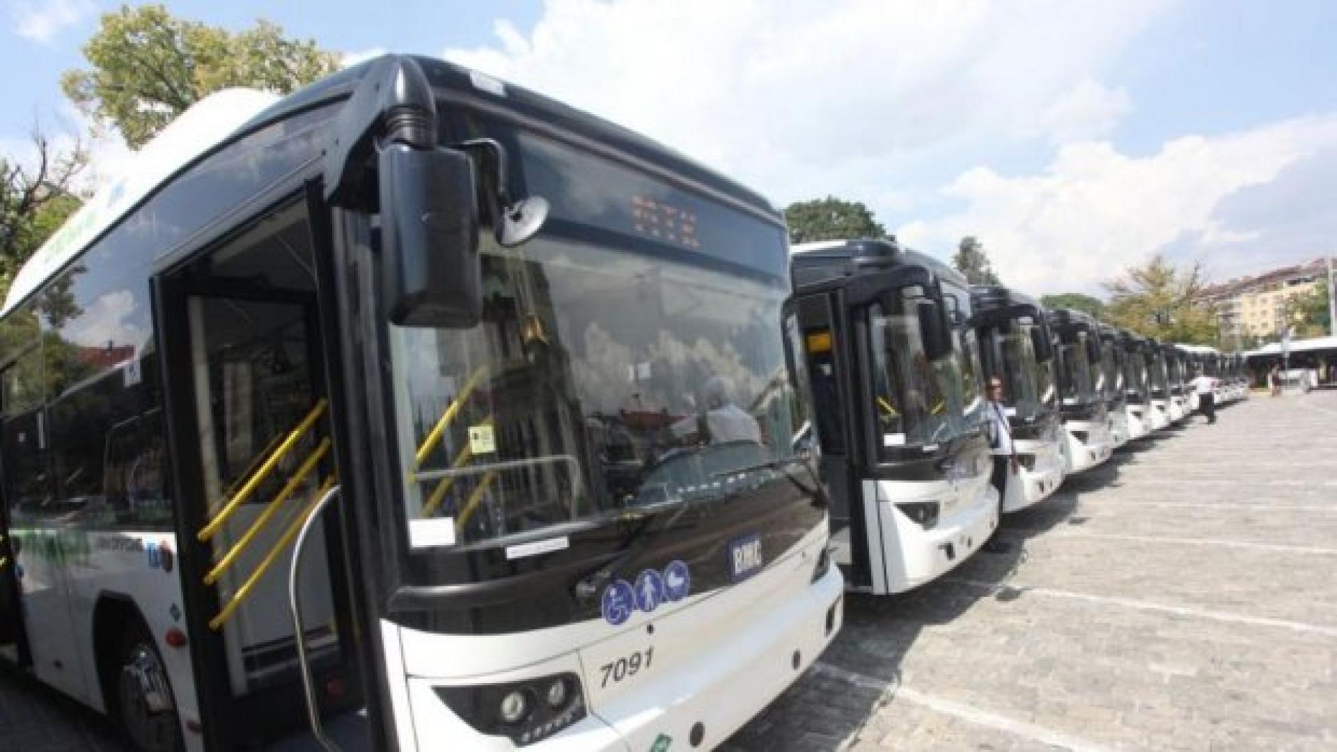 Работещите в градския транспорт ще ликуват: Ето с колко вдигат парите им