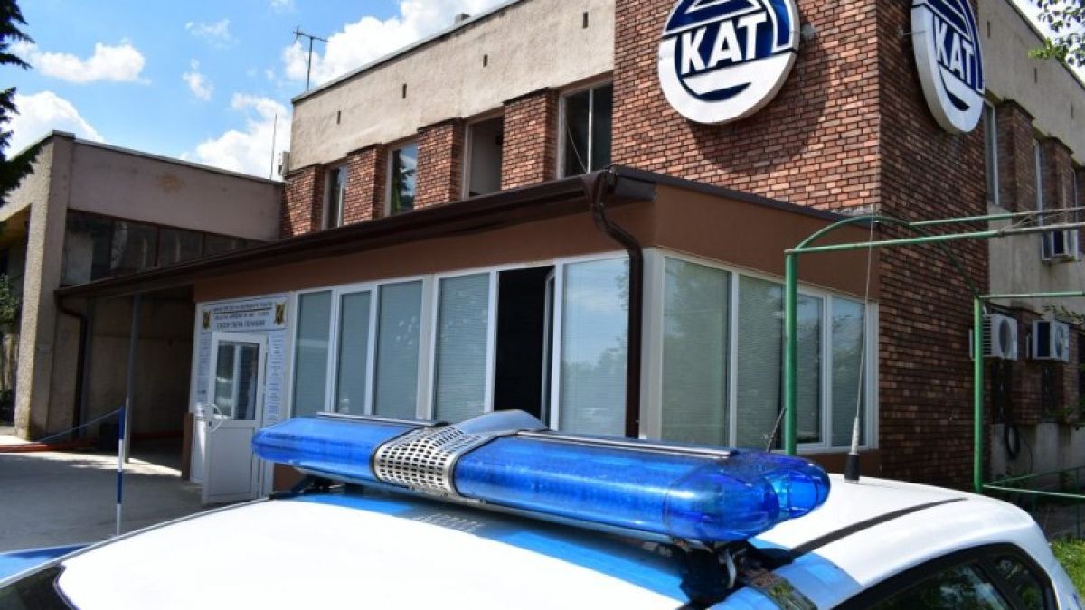 Мъж влезе и излезе от КАТ Сливен и остана като пребит с тояга