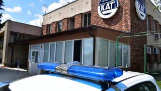 Мъж влезе и излезе от КАТ Сливен и остана като пребит с тояга