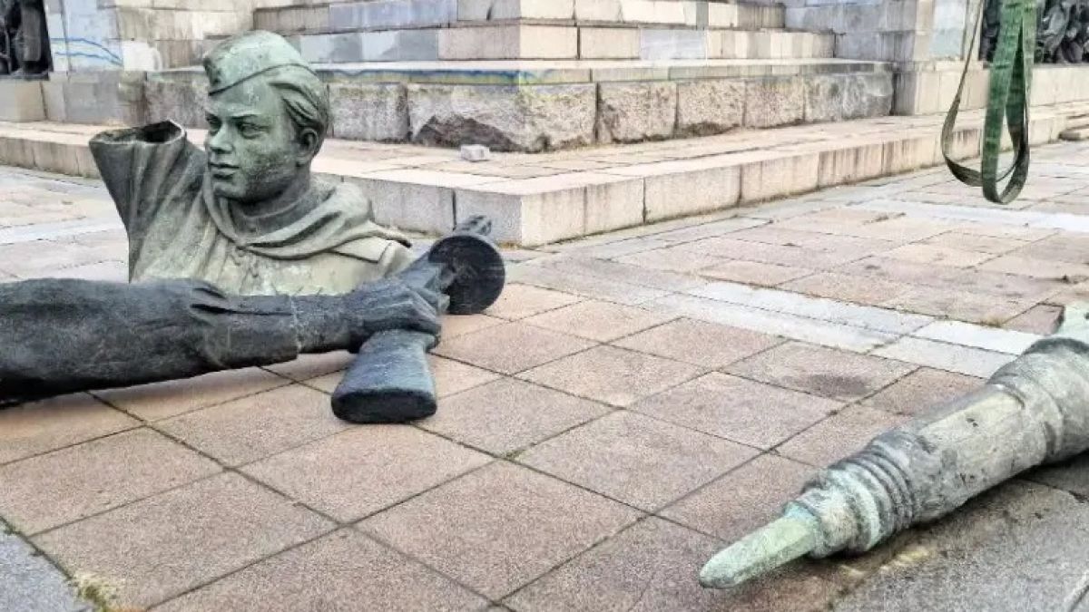 Делян Добрев за пореден пък показа колко са некадърни Терзиев и Бонев