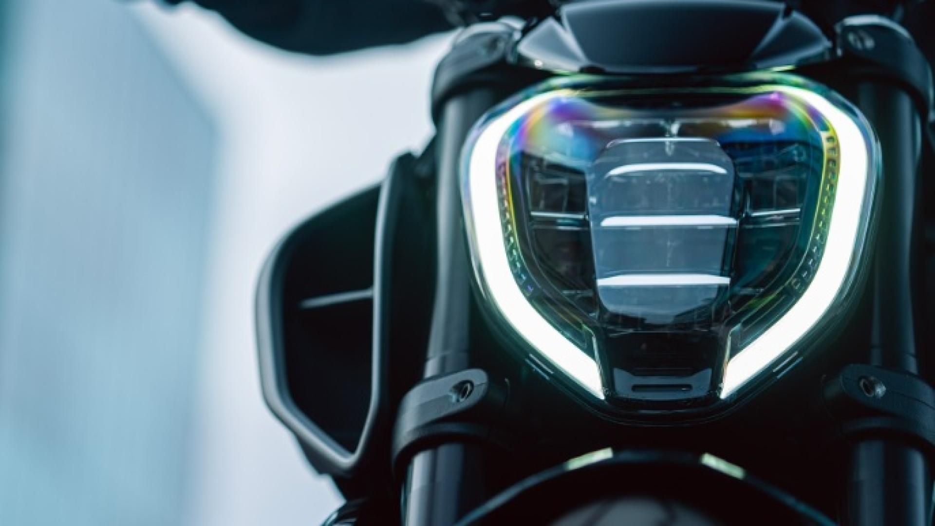 Карбон и алкантар: Представиха първия мотоциклет на Bentley ВИДЕО