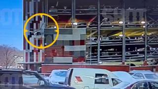 Зрелищни ВИДЕА: Шофьор с Volkswagen Touareg падна от 4-ия етаж на паркинг