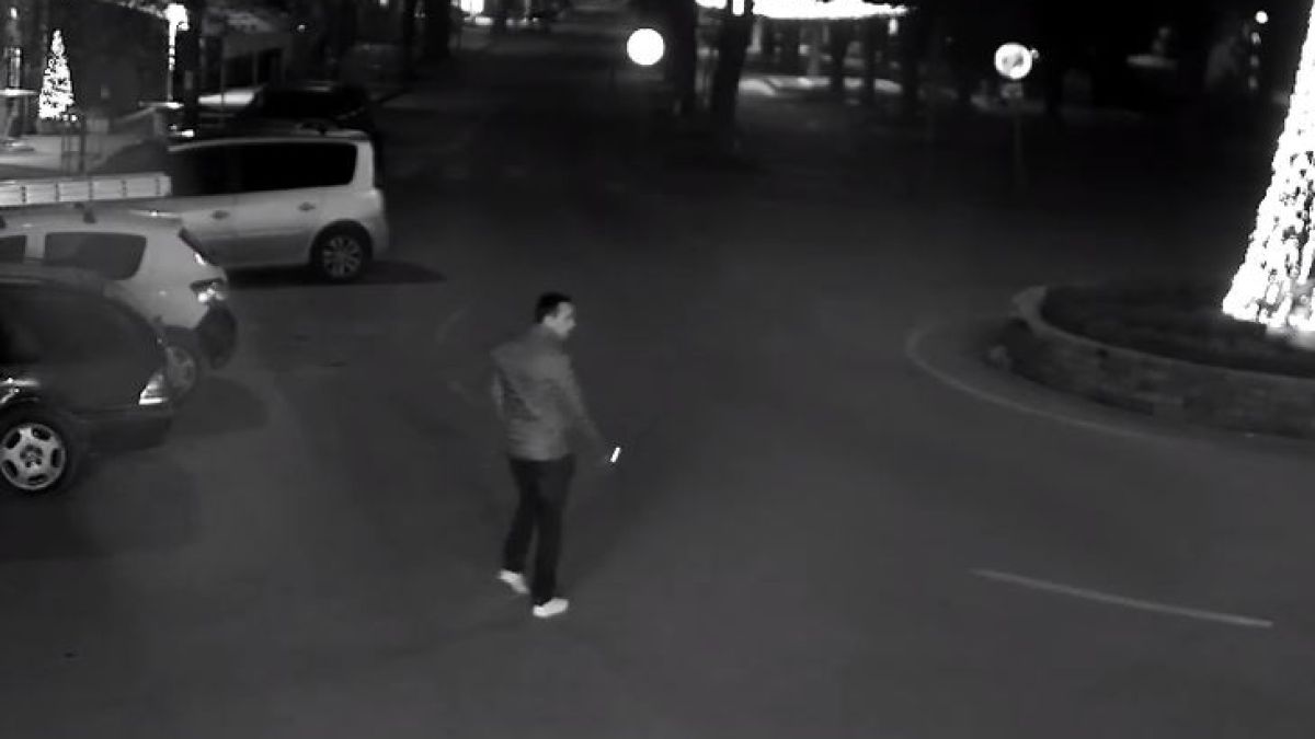 Безгранична простотия: Мъж сътвори немислимото в Мездра, ВИДЕО го закова