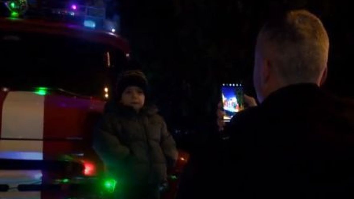 Малки и големи се редят на опашка, за да се щракнат с тази коледна атракция в Търново ВИДЕО 