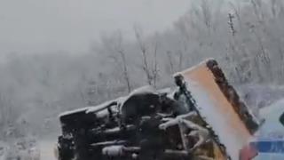 Извънредна ситуация на пътя за Малко Търново! Очевидец засне страшно ВИДЕО