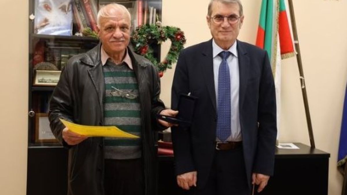 Нещо неочаквано застигна фелдшера, изродил бебе в линейка