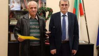 Нещо неочаквано застигна фелдшера, изродил бебе в линейка