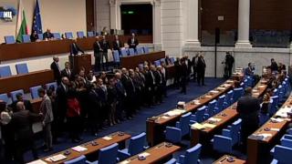 След окупацията и блокажа: Депутатите с пореден опит да...