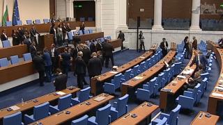 Бой в парламента, напрежението ескалира опасно БЛИЦ TV