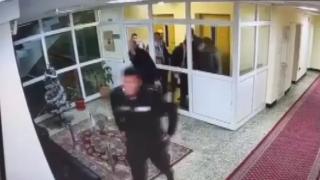 Щурм: „Възраждане“ нахлу в Областната управа в София през „малка дупка“ ВИДЕО