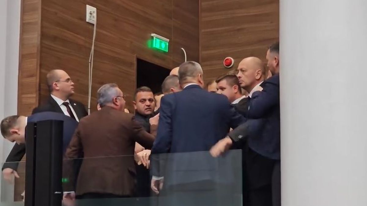Доц. Борислав Цеков попиля агресорите в парламента: Метежници, партийно племе! ВИДЕО