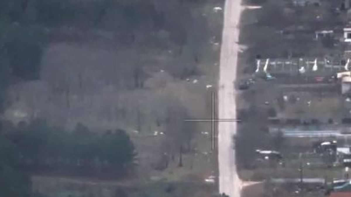 ВИДЕО от войната: Украински дрон унищожи най-модерния руски танк Т-90 на левия бряг на Днепър