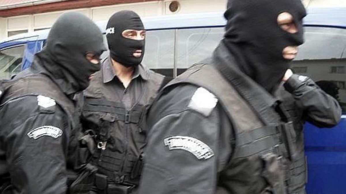 Спецченгета с автомати кръстосват центъра на Бургас, какво се случва 