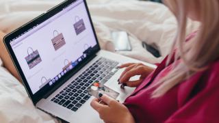 Разкрити: Ето как онлайн търговците ни цакат преди празниците