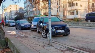 Шофьор на лъскав джип вбеси великотърновци с наглото си паркиране 