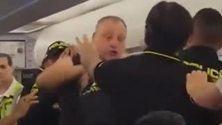 Мъж психяса след дело с бившата си, вижте какво стори на ченге в самолет ВИДЕО