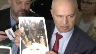 ПП-ДБ и "Спаси София" са гуляли с торти с главите на детето и войника от Паметника на Съветската армия БЛИЦ TV