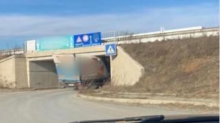Смешно или тъжно: Тази снимка на заседнал камион взриви мрежата
