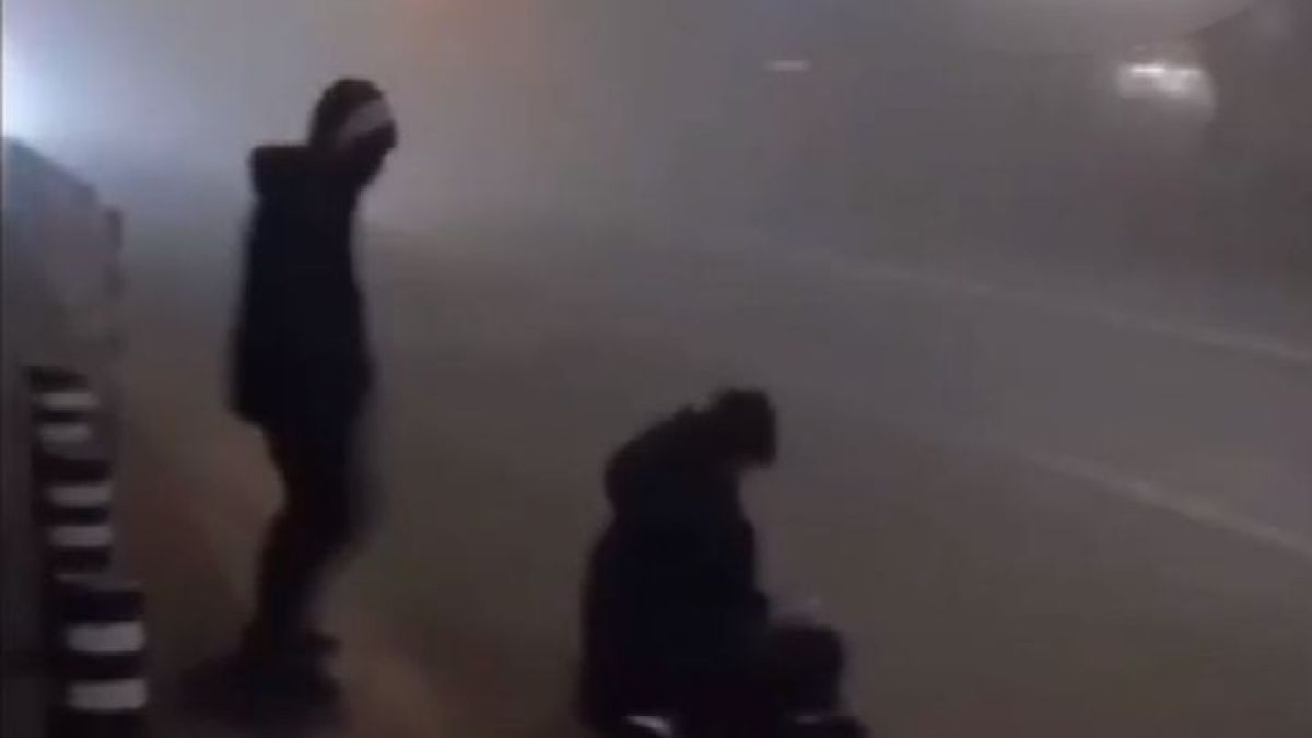Брутално ВИДЕО: Деца бият и се гаврят с жена на колене в центъра на София, последвалото е още по-грозно