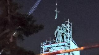 Тихомълком и завити в чували: На камиони дойдоха, на камиони си заминаха… Фигурите от ПСА изчезнаха СНИМКИ