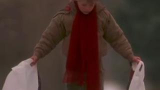 Не остана нищо свято! Фенове вдигнаха мерника на "Сам вкъщи", разкриха голям гаф ВИДЕО 