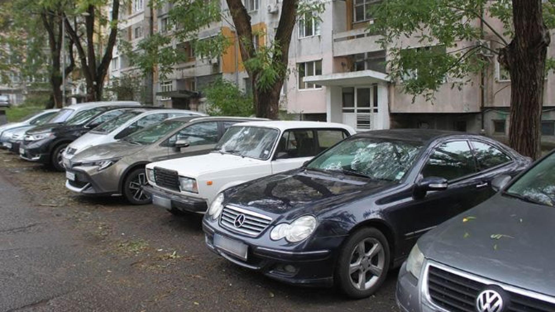 Жена паркира пред блока, а като се върна... СНИМКИ