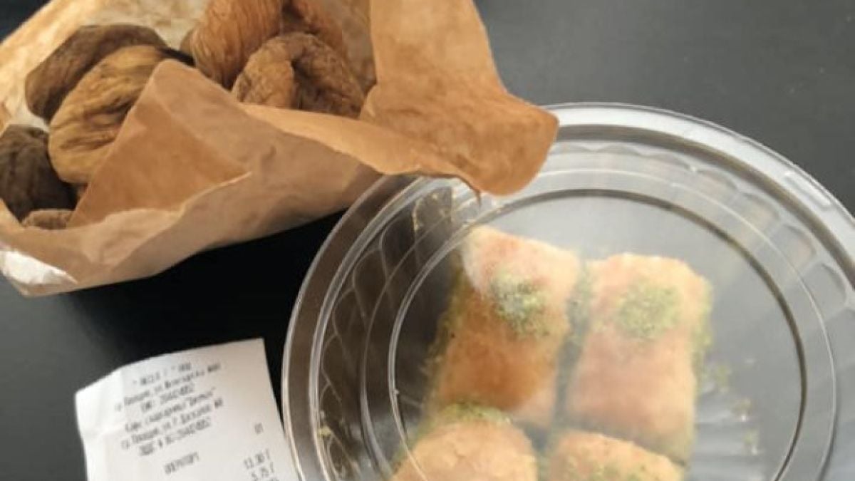 Пловдивчанка си купи баклавички, погледна касовата бележка и й стана лошо 