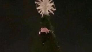 Не е Снежанка: Пияна рускиня се покатери на 20-метрова елха ВИДЕО 