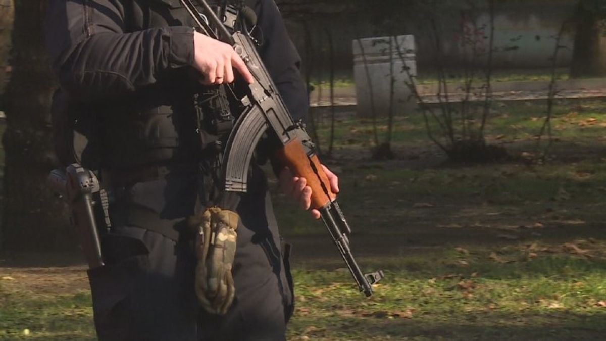 Благоевград настръхна заради полицаи с автомати и кучета 