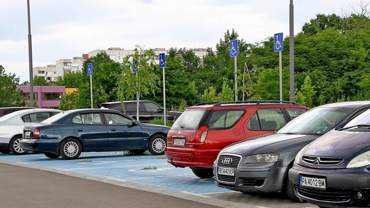 Шофьор вбеси пловдивчани с безумното си паркиране СНИМКИ