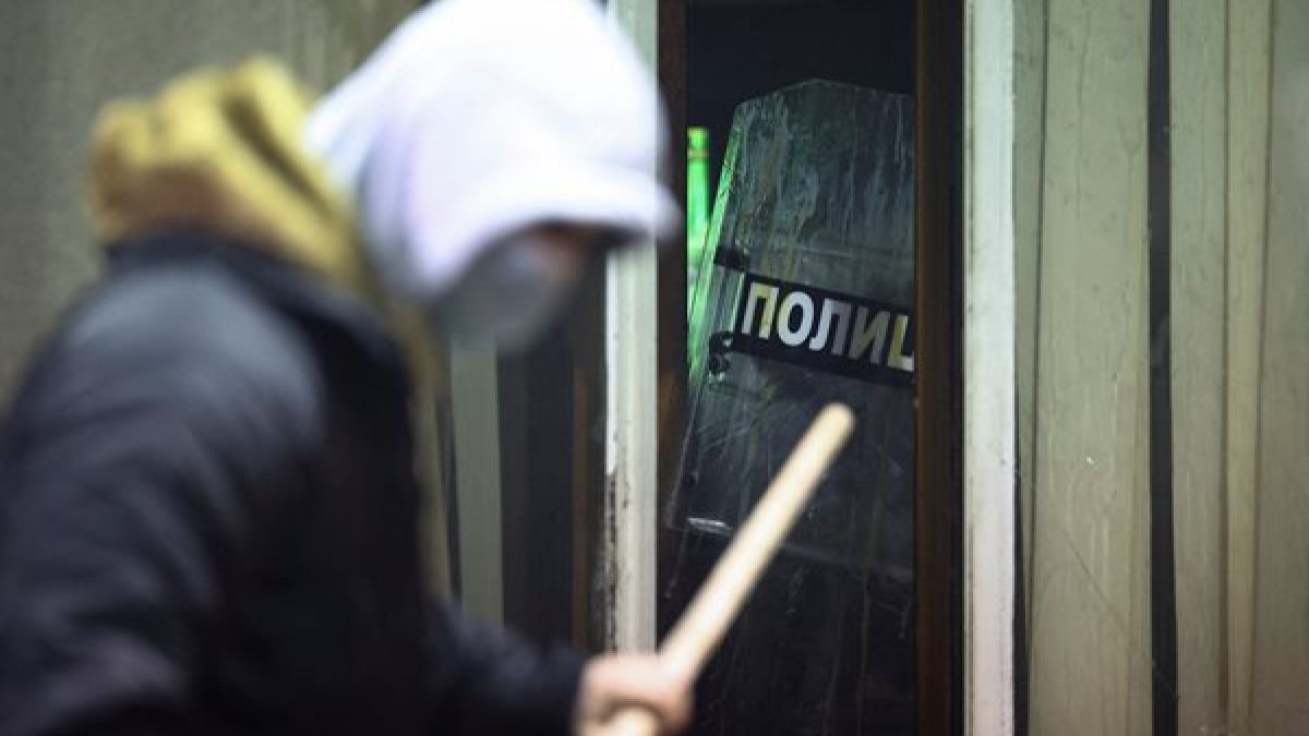 Извънредно от Сърбия: Хиляди щурмуваха парламента! В Белград е като на война СНИМКИ