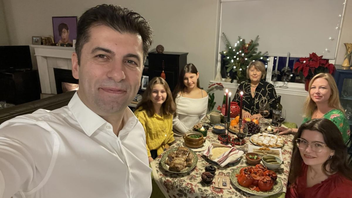 Кирил Петков офейка от България, празнува с куп мадами в Канада СНИМКА
