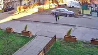 Жена се приближи до саксия в жк "Люлин" и стори нещо много грозно ВИДЕО